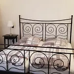 2x Monteurwohnung 1x 2 Kleine Einzelzimmer 1x Doppelbett Und Schlafcouch Im Wohnbereich *