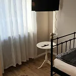 2x Monteurwohnung 1x 2 Kleine Einzelzimmer 1x Doppelbett Und Schlafcouch Im Wohnbereich Apartament