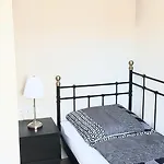 2x Monteurwohnung 1x 2 Kleine Einzelzimmer 1x Doppelbett Und Schlafcouch Im Wohnbereich Apartament