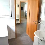 2x Monteurwohnung 1x 2 Kleine Einzelzimmer 1x Doppelbett Und Schlafcouch Im Wohnbereich Apartament