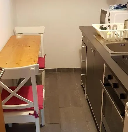 Lägenhet 2x Monteurwohnung 1x 2 Kleine Einzelzimmer 1x Doppelbett Und Schlafcouch Im Wohnbereich