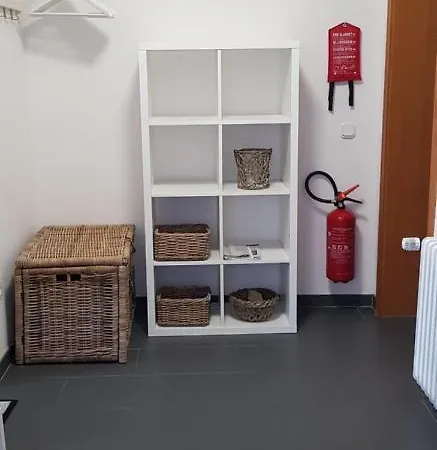 2x Monteurwohnung 1x 2 Kleine Einzelzimmer 1x Doppelbett Und Schlafcouch Im Wohnbereich *