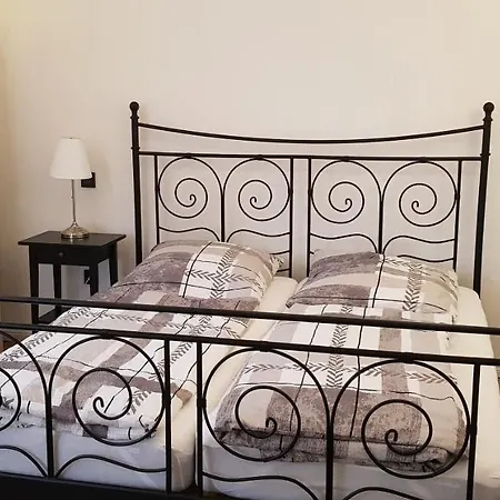 2x Monteurwohnung 1x 2 Kleine Einzelzimmer 1x Doppelbett Und Schlafcouch Im Wohnbereich *
