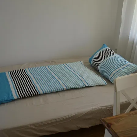 2x Monteurwohnung 1x 2 Kleine Einzelzimmer 1x Doppelbett Und Schlafcouch Im Wohnbereich * Siegen