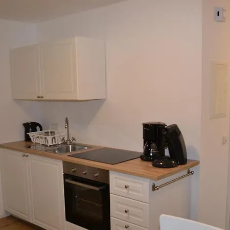 2x Monteurwohnung 1x 2 Kleine Einzelzimmer 1x Doppelbett Und Schlafcouch Im Wohnbereich Apartment