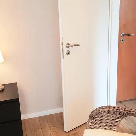 Lägenhet 2x Monteurwohnung 1x 2 Kleine Einzelzimmer 1x Doppelbett Und Schlafcouch Im Wohnbereich