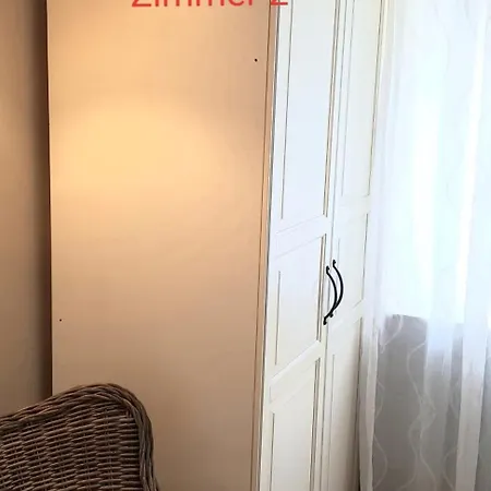 2x Monteurwohnung 1x 2 Kleine Einzelzimmer 1x Doppelbett Und Schlafcouch Im Wohnbereich *