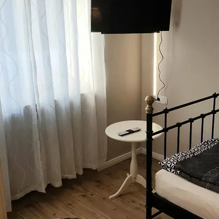 2x Monteurwohnung 1x 2 Kleine Einzelzimmer 1x Doppelbett Und Schlafcouch Im Wohnbereich 公寓