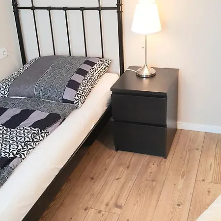 2x Monteurwohnung 1x 2 Kleine Einzelzimmer 1x Doppelbett Und Schlafcouch Im Wohnbereich * Siegen