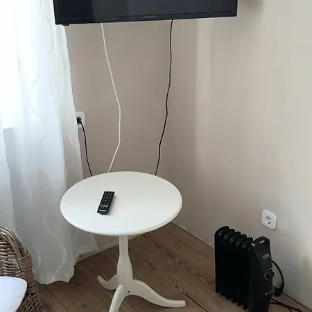 2x Monteurwohnung 1x 2 Kleine Einzelzimmer 1x Doppelbett Und Schlafcouch Im Wohnbereich Apartment