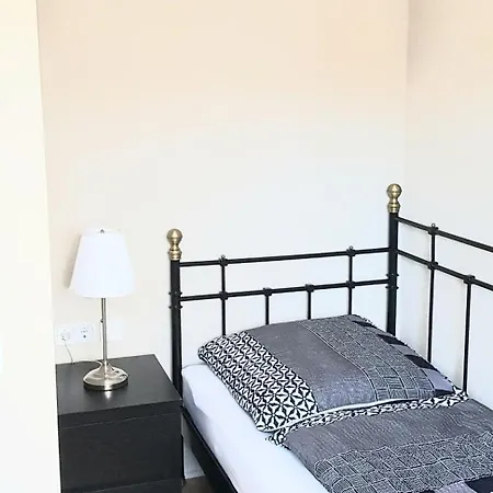 2x Monteurwohnung 1x 2 Kleine Einzelzimmer 1x Doppelbett Und Schlafcouch Im Wohnbereich 公寓