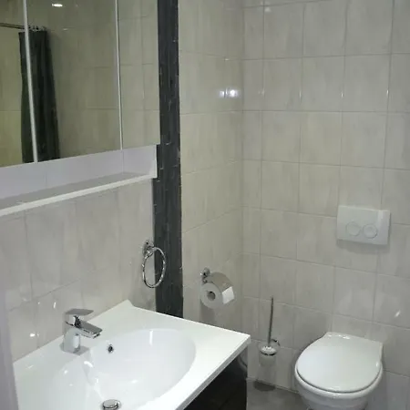 2x Monteurwohnung 1x 2 Kleine Einzelzimmer 1x Doppelbett Und Schlafcouch Im Wohnbereich * 锡根