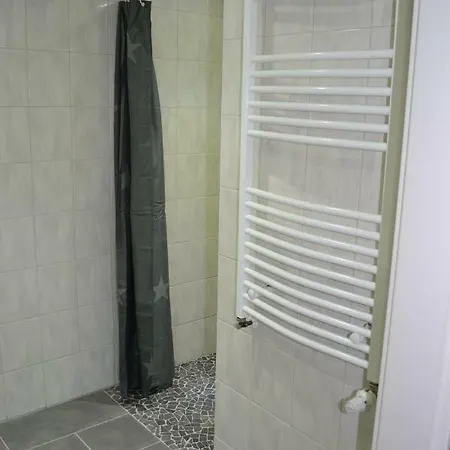 2x Monteurwohnung 1x 2 Kleine Einzelzimmer 1x Doppelbett Und Schlafcouch Im Wohnbereich * 锡根