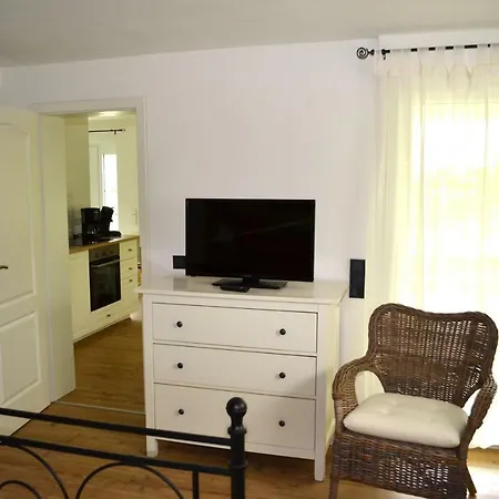 Lägenhet 2x Monteurwohnung 1x 2 Kleine Einzelzimmer 1x Doppelbett Und Schlafcouch Im Wohnbereich *