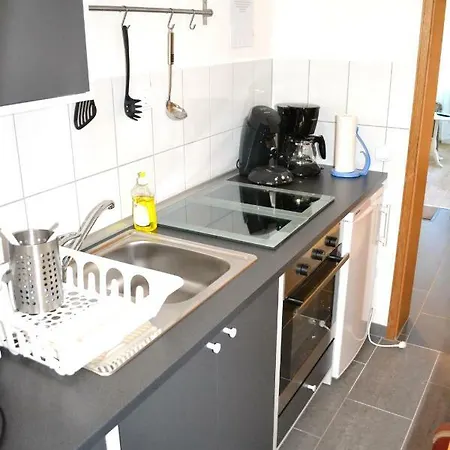 2x Monteurwohnung 1x 2 Kleine Einzelzimmer 1x Doppelbett Und Schlafcouch Im Wohnbereich 公寓