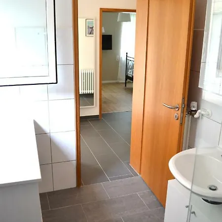 2x Monteurwohnung 1x 2 Kleine Einzelzimmer 1x Doppelbett Und Schlafcouch Im Wohnbereich 公寓