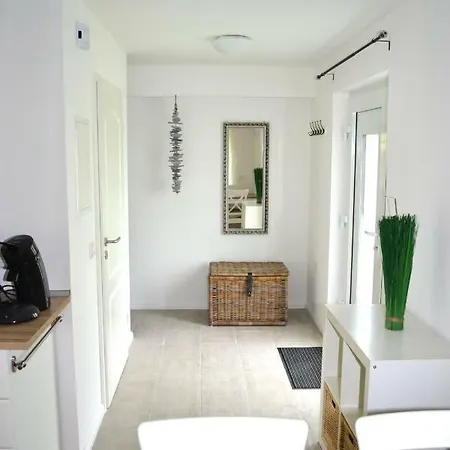 2x Monteurwohnung 1x 2 Kleine Einzelzimmer 1x Doppelbett Und Schlafcouch Im Wohnbereich 公寓 锡根