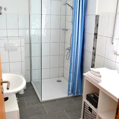 公寓 2x Monteurwohnung 1x 2 Kleine Einzelzimmer 1x Doppelbett Und Schlafcouch Im Wohnbereich *
