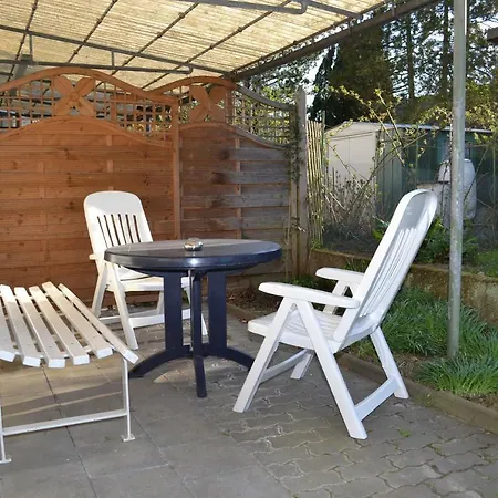 2x Monteurwohnung 1x 2 Kleine Einzelzimmer 1x Doppelbett Und Schlafcouch Im Wohnbereich