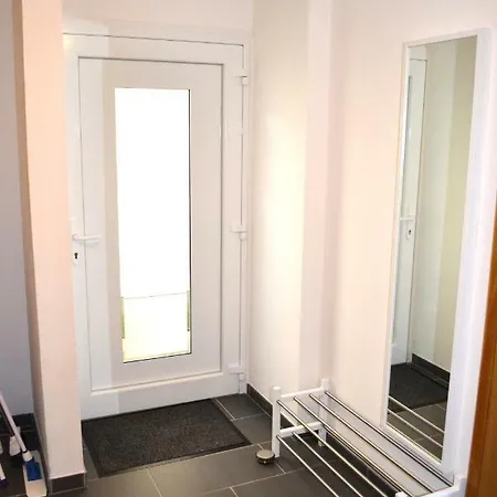 公寓 2x Monteurwohnung 1x 2 Kleine Einzelzimmer 1x Doppelbett Und Schlafcouch Im Wohnbereich *
