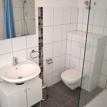 2x Monteurwohnung 1x 2 Kleine Einzelzimmer 1x Doppelbett Und Schlafcouch Im Wohnbereich Apartment Siegen