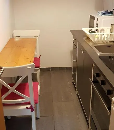 Lägenhet 2x Monteurwohnung 1x 2 Kleine Einzelzimmer 1x Doppelbett Und Schlafcouch Im Wohnbereich