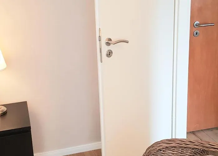 Lägenhet 2x Monteurwohnung 1x 2 Kleine Einzelzimmer 1x Doppelbett Und Schlafcouch Im Wohnbereich