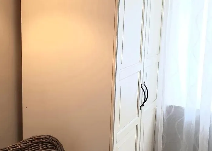 2x Monteurwohnung 1x 2 Kleine Einzelzimmer 1x Doppelbett Und Schlafcouch Im Wohnbereich *