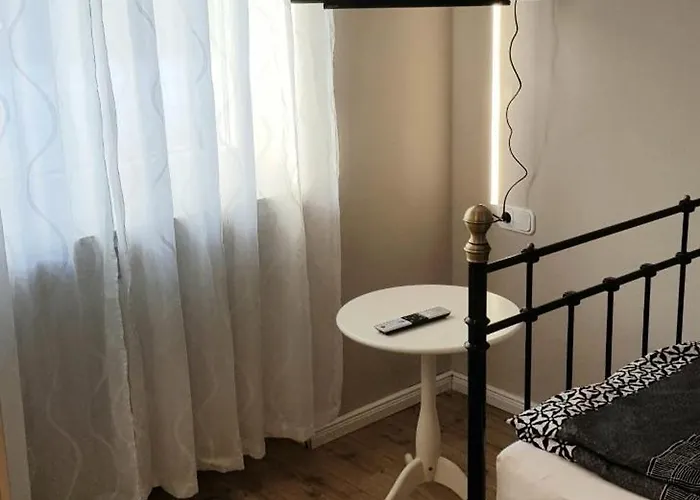 2x Monteurwohnung 1x 2 Kleine Einzelzimmer 1x Doppelbett Und Schlafcouch Im Wohnbereich Lägenhet