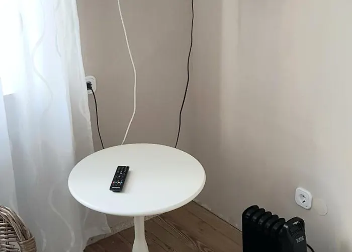 2x Monteurwohnung 1x 2 Kleine Einzelzimmer 1x Doppelbett Und Schlafcouch Im Wohnbereich Lägenhet