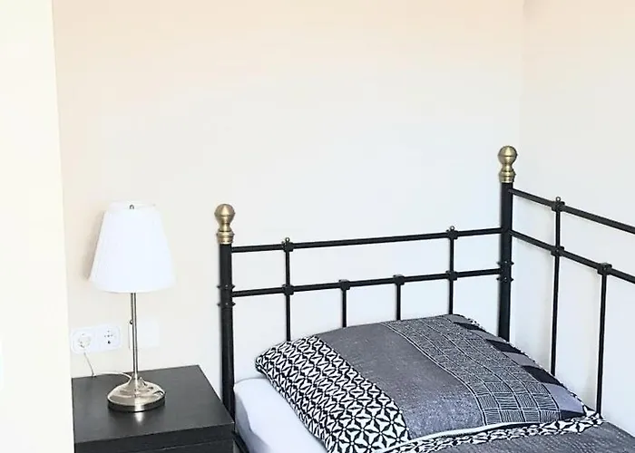 2x Monteurwohnung 1x 2 Kleine Einzelzimmer 1x Doppelbett Und Schlafcouch Im Wohnbereich Lägenhet