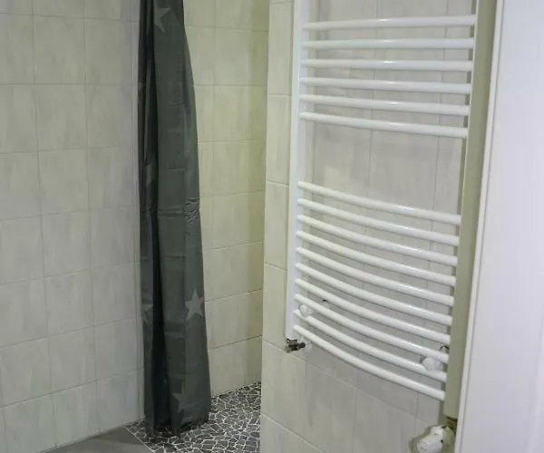 2x Monteurwohnung 1x 2 Kleine Einzelzimmer 1x Doppelbett Und Schlafcouch Im Wohnbereich * Siegen