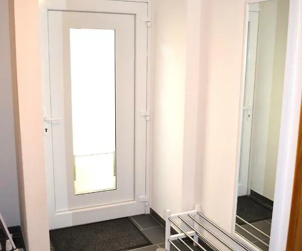 Lägenhet 2x Monteurwohnung 1x 2 Kleine Einzelzimmer 1x Doppelbett Und Schlafcouch Im Wohnbereich *