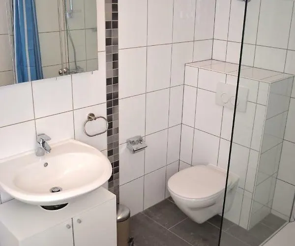 2x Monteurwohnung 1x 2 Kleine Einzelzimmer 1x Doppelbett Und Schlafcouch Im Wohnbereich Lägenhet Siegen